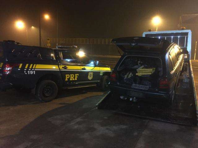 Jovem tenta fugir da pol&iacute;cia e acaba preso com 200 kg de maconha
