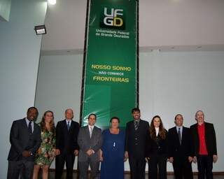 Reitora Liana Calarge (ao centro, de azul) em foto oficial dos dez anos da UFGD; instituição suspendeu pagamentos (Foto: Divulgação)