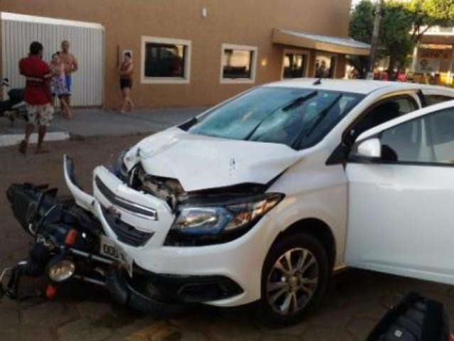 Motociclista &eacute; atingido por carro e morre ao dar entrada em hospital 