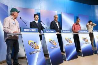 Candidatos a prefeito de Dourados em debate na TV RIT, na noite desta quinta (Foto: Helio de Freitas)
