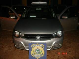 Veículo com ocorrência de furto foi recuperado, com cocaína dentro. (Foto: PRF)