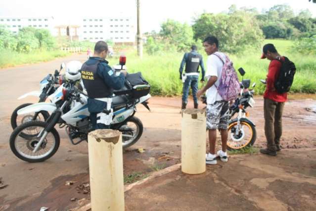 Motociclista leva passageiro sem capacete e tem moto apreendida