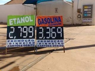 Na rua 14 de Julho, posto Dom Bosco vende gasolina no cartão de débito ou dinheiro é vendido a R$ 3,36.
(Foto: Renata Volpe)