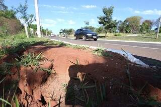 Cratera já chegou ao asfalto e população teme que acidentes aconteçam no local. (Foto: Marcelo Victor)