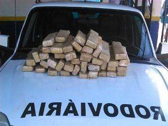 Homem &eacute; preso com 46 kg de maconha escondidos em ve&iacute;culo