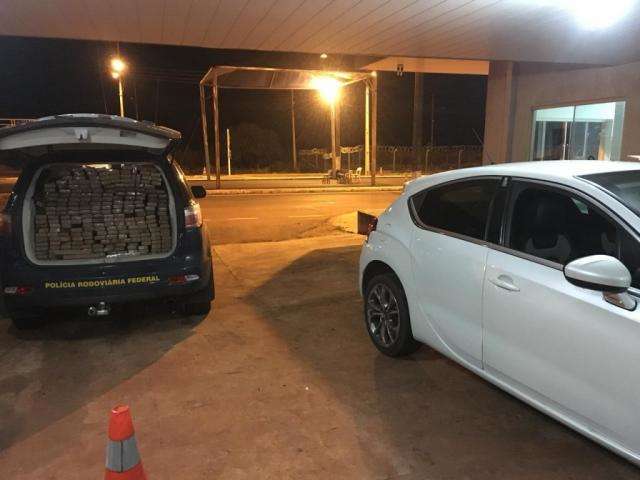 Traficantes tentam fugir, mas s&atilde;o presos com quase 450 kg de maconha 