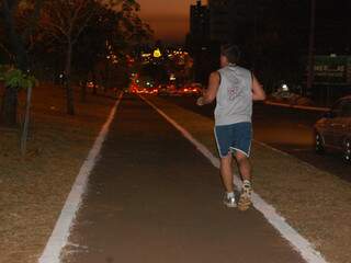 Adeptos a atividades físicas escolhem início da noite para iniciar corrida ou caminhada. (Foto: Simão Nogueira)