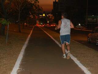 Adeptos a atividades físicas escolhem início da noite para iniciar corrida ou caminhada. (Foto: Simão Nogueira)