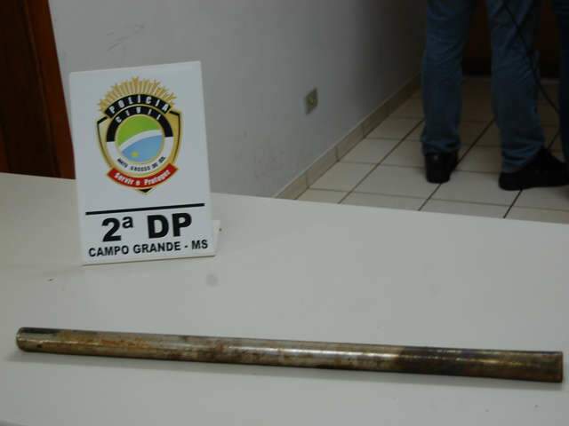  Homem &eacute; preso por espancar vizinho com peda&ccedil;o de ferro para roubar celular