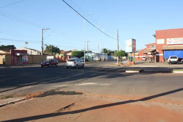 Prefeitura retira canteiro, mas sem sinaliza&ccedil;&atilde;o tr&acirc;nsito fica confuso