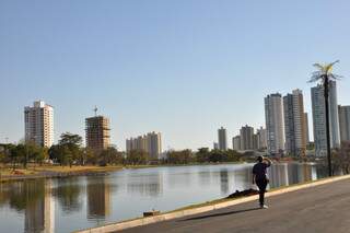 Pista de caminhada à beira do lago do Parque das Nações Indígenas, uma das paisagens da Capital. (Foto: Edmir Conceição)