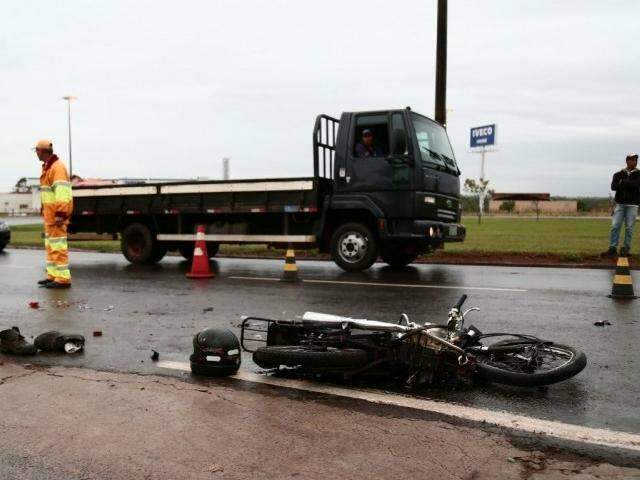 Motociclista fica ferido ao ser arrastado por caminh&atilde;o na Assaf Trad