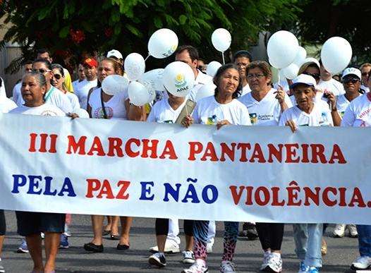 Marcha Pantaneira re&uacute;ne moradores contra viol&ecirc;ncia nas ruas, racismo e bullying