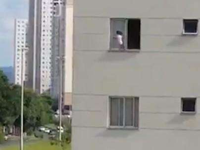 É Campo Grande? Vídeo mostra criança andando em janela de prédio