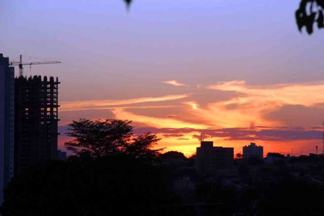 Dia amanhece com c&eacute;u entre nuvens e previs&atilde;o &eacute; de calor com chuvas isoladas