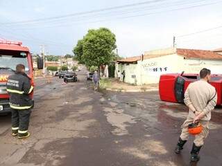 O carro tombou após batida no cruzamento da Rua Brilhante com a Orpheu Baís (Foto: Paulo Francis)