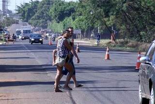Pedestres se arriscam para atravessar a pista atualmente. (Foto: Chico Ribeiro/Notícias MS)