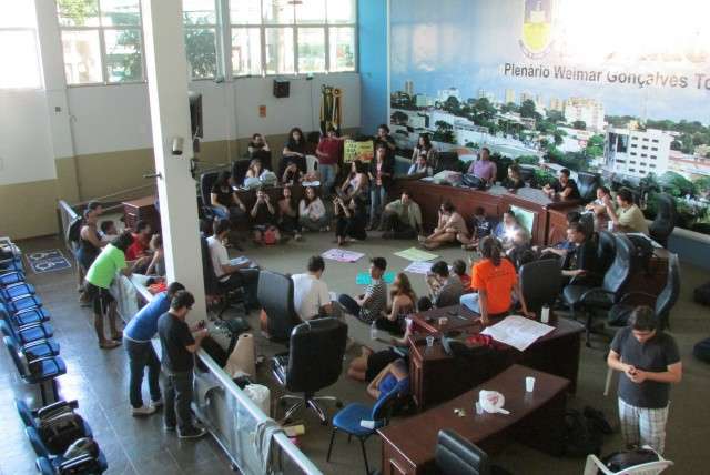 Justi&ccedil;a nega reintegra&ccedil;&atilde;o da C&acirc;mara e acad&ecirc;micos continuam acampados
