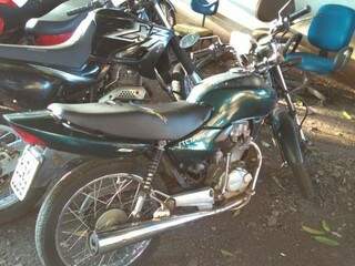 Motocicleta roubada por bandidos foi encontrada abandonada na região (Foto: André Bittar)