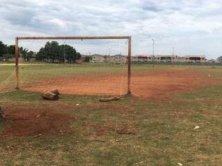 Campo de futebol onde o garoto foi morto, na tarde de ontem. (Foto: Julia Kaifanny) 