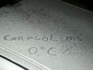 Leitor registrou capô de carro cheio de gelo nesta manhã. (Foto: Direto das Ruas)