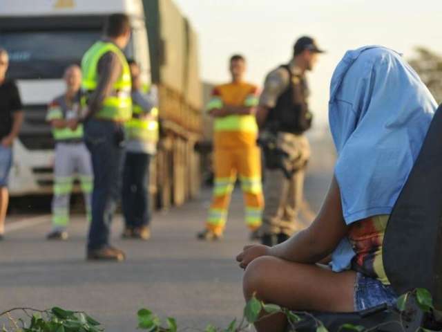 Moradores de favela resistem a desocupa&ccedil;&atilde;o e fecham trecho do anel vi&aacute;rio