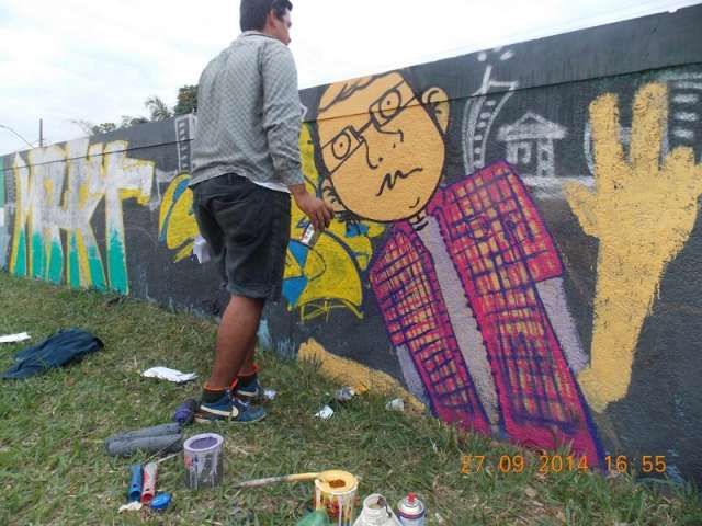 Grafiteiros usam muro de escola como tela em encontro estadual