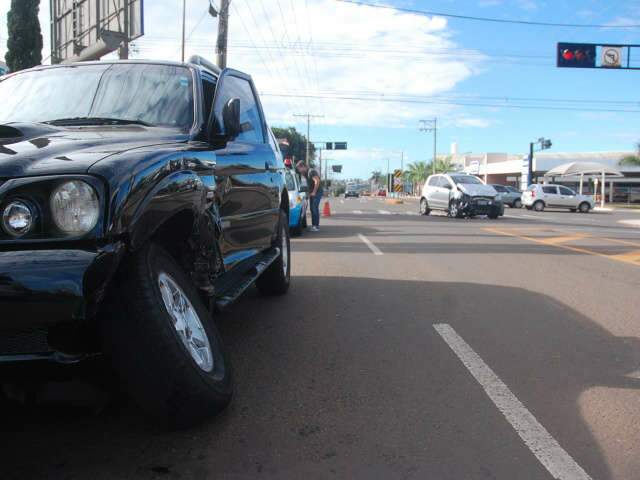  Jovens batem carro e caminhonete no cruzamento da Rua Cear&aacute; e Avenida Mato Grosso