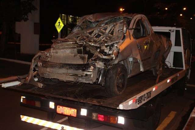 Jovem fura bloqueio policial, foge em alta velocidade e capota picape roubada