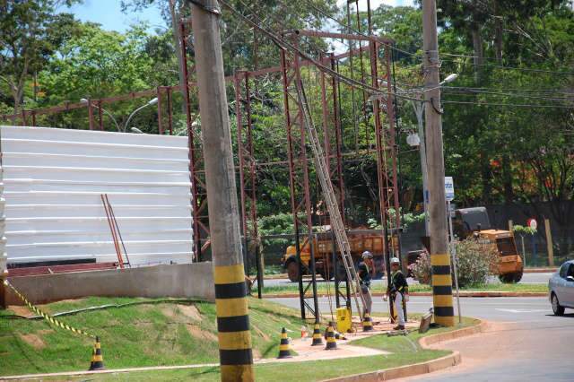  Construtora cumpre determina&ccedil;&atilde;o e come&ccedil;a a retirar outdoor de cal&ccedil;ada