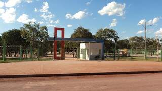 Praça do Sesi é toda cercada e está praticamente pronta. (Foto: Divulgação/ Fiems)