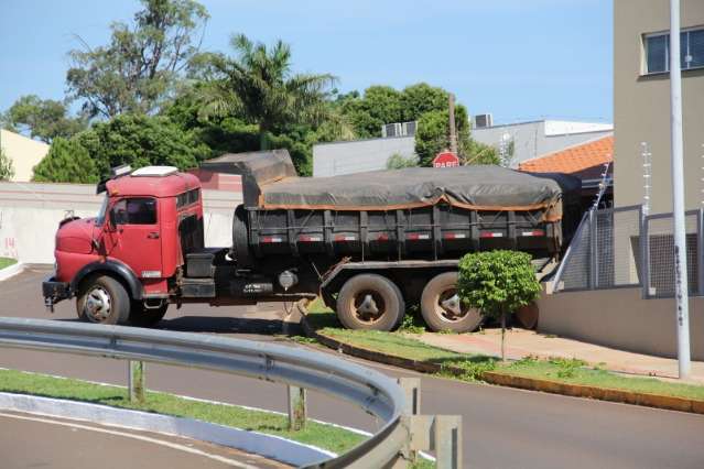 Caminh&atilde;o quebra, desce de r&eacute; e bate no muro da Defensoria P&uacute;blica