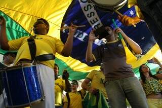 Por amor ao Brasil, Catedráticos do Samba agita torcida na Vila da Copa (Foto: Marcos Erminio)
