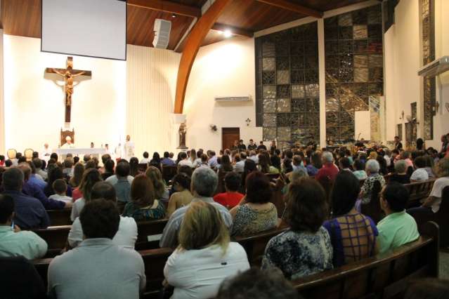 Fi&eacute;is celebram Missa de Lava-P&eacute;s para buscar humildade em &eacute;poca de crise