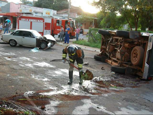  Ap&oacute;s colis&atilde;o com Chevette, caminhonete capota duas vezes
