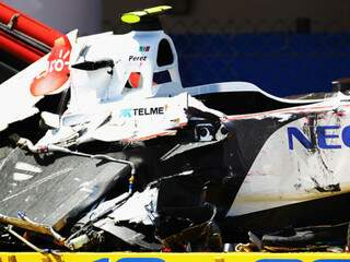 Carro de piloto mexicano fica destruído após acidente. (Foto: Getty Images)