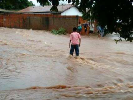 Chuva acima da média invade casas e transforma avenidas em rios