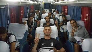 Jogadores do Corumbaense enfrentaram longa viagem de ônibus até Lucas do Rio Verde (Foto: Corumbaense/Divulgação)