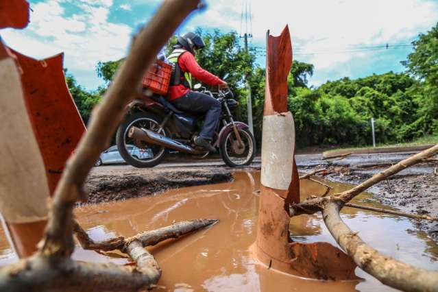 Buraco enorme desafia motoristas e causa congestionamento no Parque