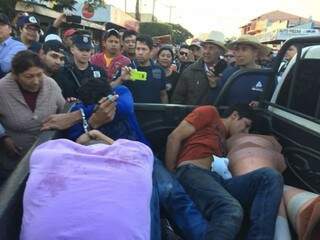 Moradores de Pedro Juan Caballero cercam viaturas da polícia após prisão de assaltantes (Foto: Porã News)