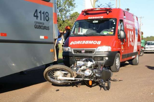 Jovem levava duas crian&ccedil;as sem capacetes e moto colide com &ocirc;nibus