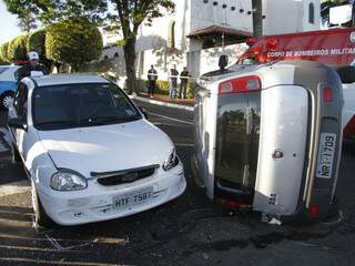 Motorista cruzou rua sem ver que carro vinha vindo e causou acidente envolvendo três veículos. (Foto: Marcelo Victor)