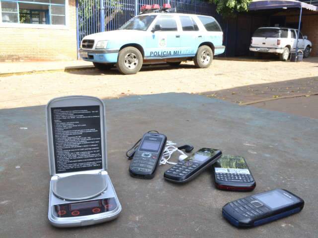  Pres&iacute;dio tem tiroteio ap&oacute;s homens jogarem celular e balan&ccedil;a de precis&atilde;o