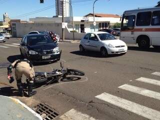 Acidente envolveu uma motocicleta e um veículo de passei na avenida Ceará com a rua Antonio Maria Coelho (Foto: Adriano Fernandes)
