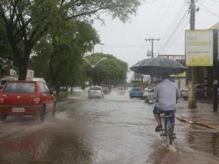 Chuva forte em Dourados (Foto: Helio de Freitas/Arquivo)