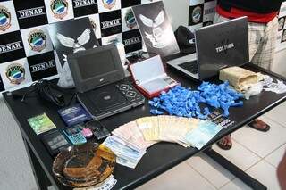 Dinheiro, computadores e droga apreendidos. Foto: Marcos Ermínio