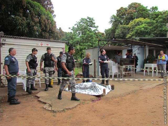 Motociclista executa homem de 37 anos com tr&ecirc;s tiros em bar de Tr&ecirc;s Lagoas