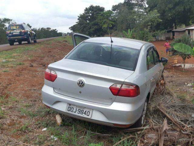 Flagrado pela PRF, suspeito abandona carro roubado em SP na BR-163