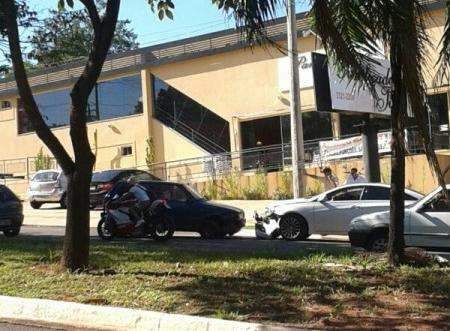 Dois carros colidem de frente na Avenida Mato Grosso