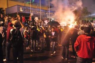 Manifestantes soltam rojão em Guardas Municipais. (Foto: João Garrigó) 